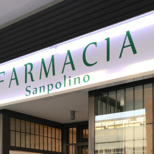 Insegna luminosa a LED a bandelle installata presso la Farmacia Sanpolino