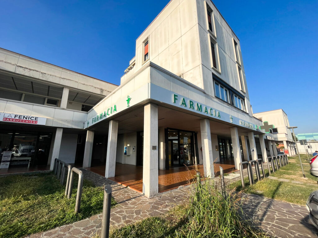 Insegna luminosa e croce a LED GREEN: Farmacia Navoni di Roncadelle