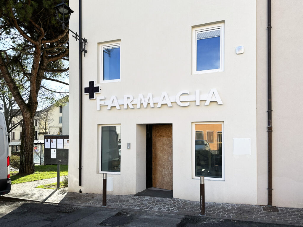 Insegna luminosa e croce a LED GREEN 60: Farmacia Cuore di Magrè