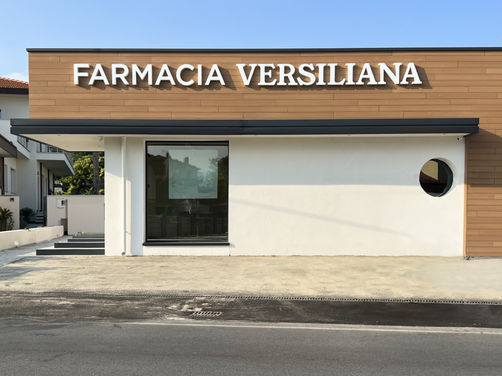 Insegna luminosa: Farmacia Versiliana