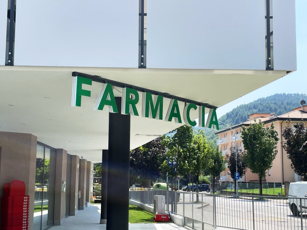 Insegna luminosa: Farmacia Monte Albano di Mori