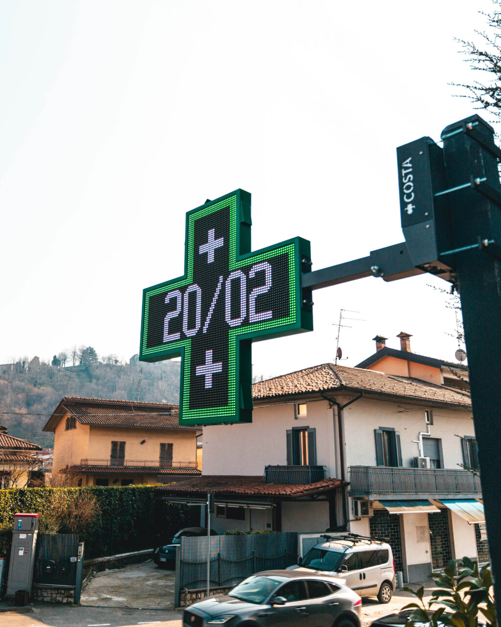 Installazione Croce a LED 100×100 | Farmacia San Giorgio a Capriolo